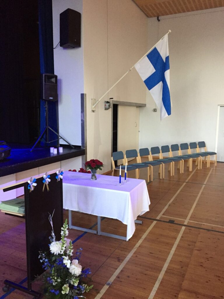 Finlands flagga i gymnastiksal.