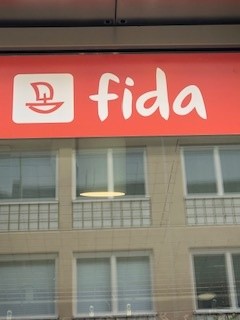 En skylt där det står Fida och en symbol med ett litet skepp