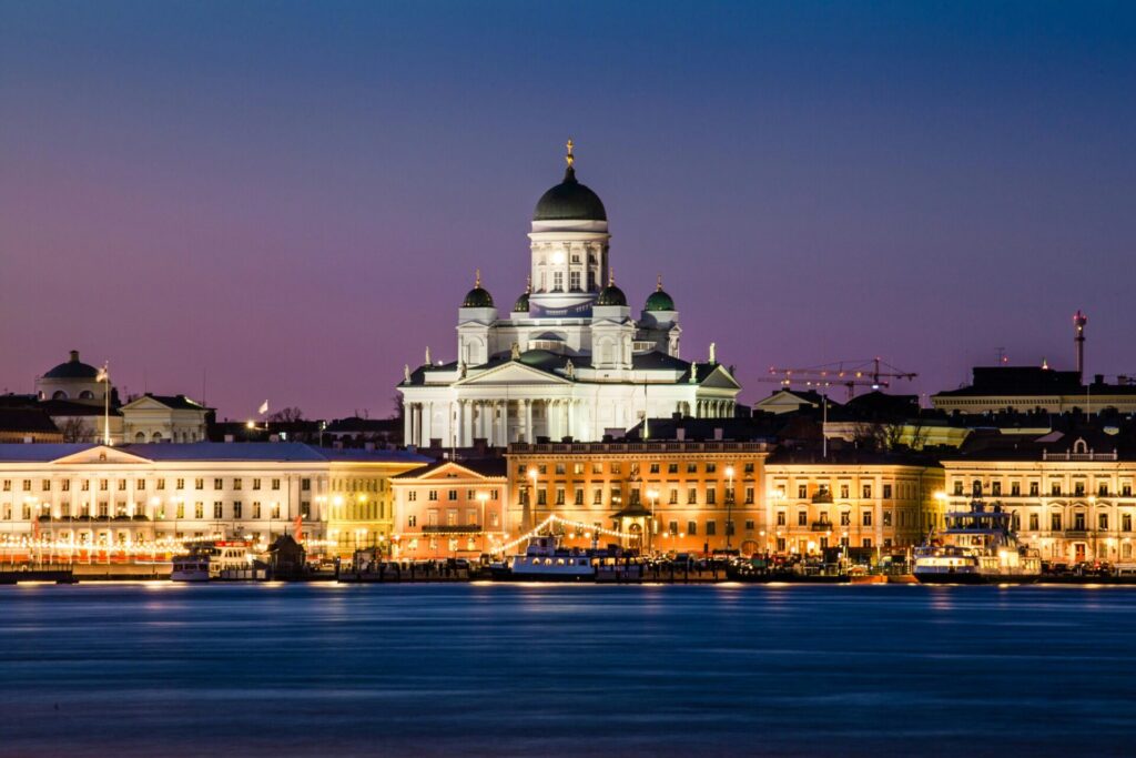 Helsinki yöllä-maisema. Kuvassa Tuomiokirkko ja merta.
